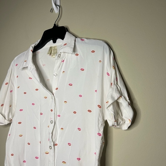 Lips print button down - Picture 2 of 5